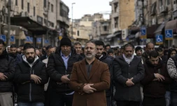 Des fidèles musulmans assistent à la prière matinale de l'Aïd el-Fitr dans la rue Salah al-Din, après que la police les a empêchés de s'approcher des remparts de la vieille ville de Jérusalem, le 20 mars 2026