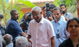 le candidat de l'opposition pour la présidentielle aux Maldives Ibrahim Mohamed Solih à son arrivée dans un bureau de vote à Male, le 23 septembre 2018