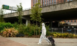 Un étudiant en combinaison de protection à l'Université de Conventry, Royaume-Uni, le 23 septembre