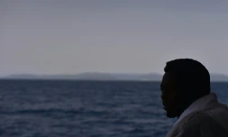 Un migrant secouru sur un bateau de sauvetage faisant route vers le port italien de Cagliari, le 26 mai 2016