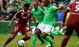 L'attaquant messien Opa Nguette face au défenseur de Saint-Etienne Kévin Théophile-Catherine, le 12 mars 2017 lors du match nul (2-2) ASSE-Metz au stade Geoffroy-Guichard