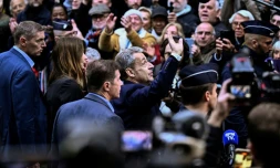L'ancien président Nicolas Sarkozy salue ses partisans rassemblés devant sa résidence qu'il quitte pour se rendre à la prison de la Santé, le 21 octobre 2025 à Paris