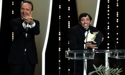 L'acteur italien Marcello Fonte (D) reçoit le prix d'interprétation masculine, le 19 mai 2018 à Cannes 