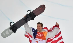 L'Américain Shaun White pose sur le podium après sa victoire en finale du halfpipe aux JO, le 14 février 2018 à Pyeongchang