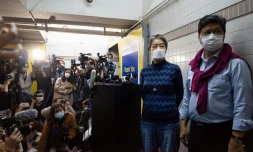 La rédactrice en chef de CitizenNews Daisy Li (g) et le cofondateur du titre Chris Yeung (d) en conférence de presse le 3 janvier 2022 à Hong Kong