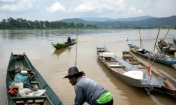 Le pêcheur Somdet Singthong pousse son bateau dans le Mékong, près de Chiang Saen, dans le nord de la Thaïlande, le 4 juin 2026