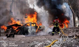 Un pompier tente d'éteindre l'incendie d'une voiture, après une attaque russe à Soumy, dans le nord-est de l'Ukraine, le 13 avril 2025