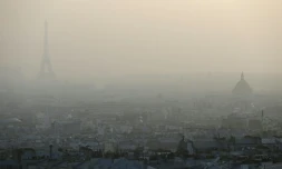 Une épaisse brume de pollution recouvre Paris le 11 mars 2014