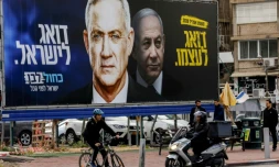 Une affiche à Ramat Gan, en Israël, montre Benny Gantz (à gauche) et Benjamin Netanyahu en mars 2020