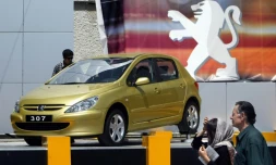 Une Peugeot 307, produite par "Iran Khodro", exposée à la foire automobile de Téhéran le 22 janvier 2004