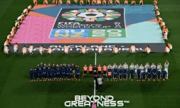 Les joueuses de Nouvelle-Zélande (g) et celles de NorvÚge avant le coup d'envoi de la Coupe du monde féminine de football, le 20 juillet 2023 à Auckland