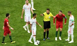 L'arbitre italien Gianluca Rocchi (c) durant Portugal-Espagne, à Sotchi, le 15 juin 2018