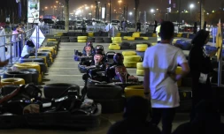 Des Saoudiennes conduisent des karts lors d'un atelier à Ryad le 21 juin 2018, à trois jours de la levée de l'interdiction de conduire faite aux femmes en Arabie saoudite