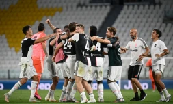 Les joueurs de la Juventus en liesse après la conquête du 9e titre de champion d'Italie à l'issue de la victoire sur la Sampdoria à Turin, le 26 juillet 2020