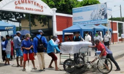 Le cercueil d'une victime du Covid-19 est transporté à l'entrée d'un cimetière de Guayaquil (Equateur), le 9 avril 2020
