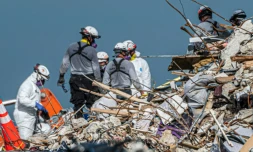 Des équipes fouillent le site d'un immeuble effondré à Surfside, le 2 juillet 2021