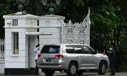 Un véhicule arborant le drapeau américain arrive à l'entrée du palais présidentielle d'Istana, le 1er août 2022 à Singapour
