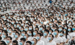 Des étudiants de première année portant des masques contre le coronavirus lors d'une cérémonie à l'université de Wuhan le 26 septembre 2020