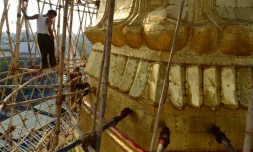 Des ouvriers birmans rénovent la pagode Sule, à Shwedagon, le 12 mars 2016