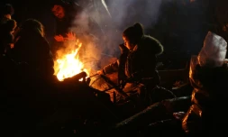 Des migrants se réchauffent près d'un feu le 14 novembre 2021 à la frontière entre le Bélarus et la Pologne