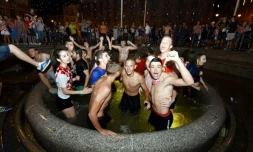 Scènes de joie des supporters croates à Zagreb, saluant la victoire des "Flamboyants" contre la Russie, le 7 juillet 2018 