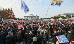 Des dizaines de milliers de Sud-Coréens sont descendus dans la rue le 7 décembre 2024 pour la plus grande journée de protestation après l'échec de la tentative du président Yoon Suk Yeol d'imposer la loi martiale