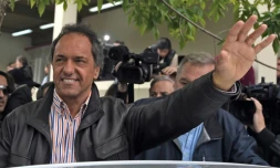 Le favori à l'élection présidentielle argentine Daniel Scioli salue ses partisans après avoir voté, le 25 octobre 2015 à Buenos Aires