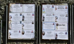 Avis de décès affichés sur les murs du village de Vertova, où 36 habitants sont morts du Covid-19, près de Bergame, dans le nord de l'Italie, le 24 mars 2020
