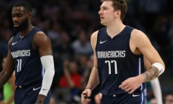 Luka Doncic (d) des Dallas Mavericks face aux Minnesota Timberwolves, en NBA, le 4 décembre 2019 à Dallas