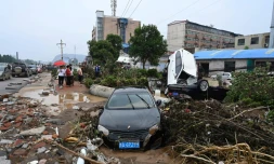 La population constate les dégâts après les intempéries à Mihe, dans la province de Henan (centre de la Chine), le 22 juillet 2021