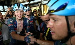 Le sprinteur belge Tim Merlier (G) aprÚs sa victoire lors de la 8e étape du Tour de France, le 11 juillet 2026 à Bergerac