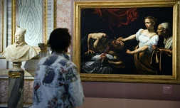 Une femme devant le tableau du peintre italien Le Caravage "Judith décapitant Holopherne" à Rome, le 30 septembre 2009