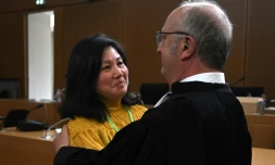 Me Gérard Welzer, avocat de la famille de Sophie Le Tan, et la mère de l'étudiante Thi Huong, se félicitent du verdict de la cour d'assises du Haut-Rhin, le 29 juin 2023 à Colmar