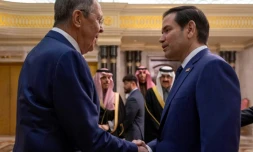 Le ministre russe des Affaires étrangères Sergueï Lavrov (à gauche) rencontre le secrétaire d'Etat américain Marco Rubio, le 18 février 2025 à Ryad