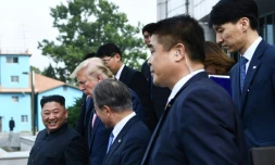 Le dirigeant nord-coréen Kim Jong Un (gauche), le président sud-coréen Moon Jae-in (centre) et le président américain Donald Trump (2e gauche) à Panmunjom dans la zone démilitarisée le 30 juin 2019 