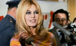 L'actrice française Brigitte Bardot donne une conférence de presse en décembre 1965 à Hollywood 