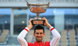 Le Serbe Novak Djokovic brandit son trophée après sa victoire en finale contre le Grec Stefanos Tsitsipas, à Roland-Garros, le 13 juin 2021