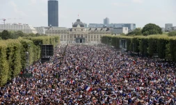 La fan zone de Paris sur le Champ-de-Mars, pleine à craquer avant la finale, le 15 juillet 2018