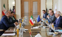 Le ministre iranien des Affaires étrangères, Hossein Amir-Abdollahian (G), rencontre le représentant de l'Union Européenne Josep Borell (D) au ministère des Affaires étrangères à Téhéran, le 25 juin 2022