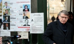 Vincent Peillon quitte un bureau de vote pour la primaire organisée par le PS, à Paris le 22 janvier 2017 