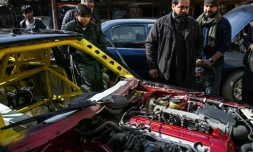 Un mécanicien inspecte une voiture modifiée dans un atelier de Kabul, le 11 février 2024 en Afghanistan