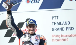L'Espagnol Marc Marquez (Honda) en joie aprÚs avoir remporté un 6e titre mondial en MotoGP aprÚs sa victoire au GP de Thaïlande, le 6 octobre 2019 à Buriram