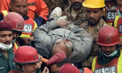 Un homme extrait des décombres par les sauveteurs le 5 novembre 2015 après l'effondrement d'une usine à Lahore