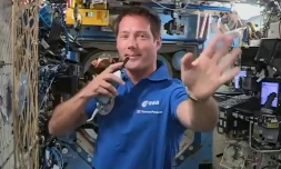 Capture d'écran de l'ESA le 30 avril 2021 de Thomas Pesquet à la Station spatiale internationale