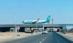 Un vol de la compagnie Flynas atterrit à l'aéroport international King Khalid à Ryad, pris pour cible dans le cadre du conflit avec les Houthis, le 19 septembre 2026