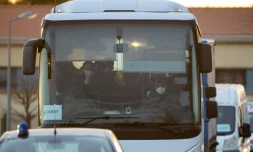 Un bus transportant des rapatriés de Wuhan (Chine), placés en quarantaine à Carry-le-Rouet depuis le 3 février 2020