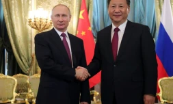 Le président russe Vladimir Poutine (g) et son homologue chinois Xi Jinping, le 4 juillet 2017 à Moscou