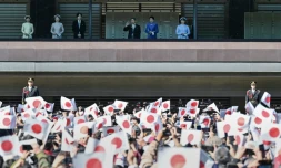 L'empereur Naruhito (3e d), l'impératrice Masako (2e d), leur fille la princesse Aiko (d), le prince héritier Akishino (3eg), la princesse héritière Kiko (2e g) et leur fille la princesse Kako (g) au balcon du palais impérial, à l'occasion du 65e anniversaire de l'empereur, le 23 février 2025 à Tokyo