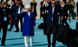 Le président turc Recep Tayyip Erdogan (d), et son épouse Emine Erdogan, le 29 mai 2016 à Istanbul