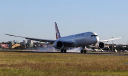 Le Boeing 787 Dreamliner de Qantas qui a décollé vendredi de New York atterrit dimanche à Sydney aprÚs un vol de plus de 19 heures, le 20 octobre 2019
